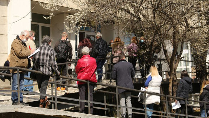 Опашка за ваксинация с „АстраЗенека“ пред ИСУЛ